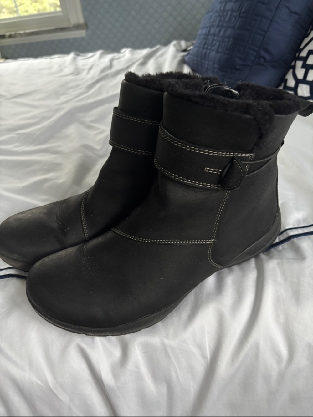 Clark’s Women’s Black Faux-Fur Lined Ankle Boots
